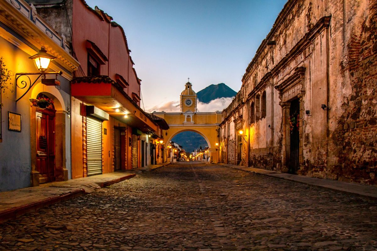 Iconos de Guatemala y el Secreto de El Salvador