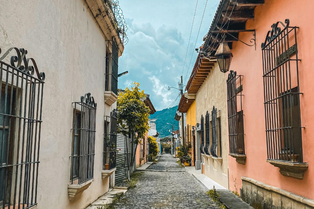 Iconos de Guatemala y el Secreto de El Salvador