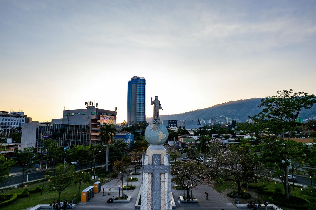Iconos de Guatemala y el Secreto de El Salvador